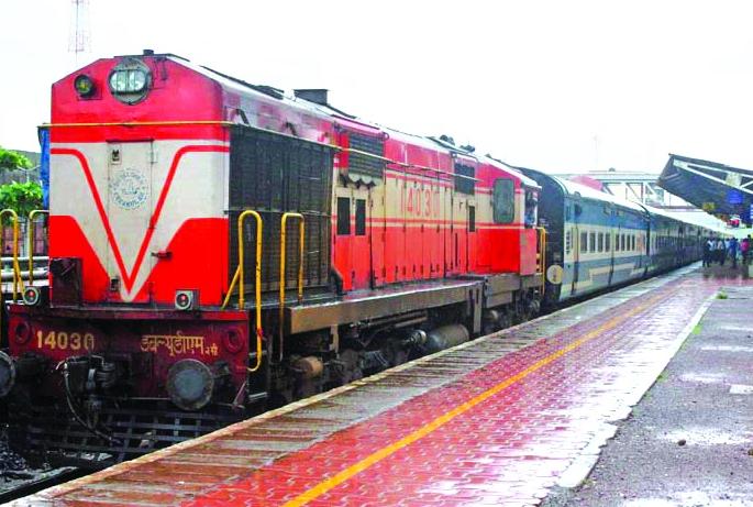 Seven crore fine for railway 'freakers' | रेल्वेतील ‘फुकट्यां’ना सात कोटींचा दंड : नऊ महिन्यांत सव्वालाख जणांचा विनातिकीट प्रवास Seven crore fine for railway 'freakers' | रेल्वेतील ‘फुकट्यां’ना सात कोटींचा दंड : नऊ महिन्यांत सव्वालाख जणांचा विनातिकीट प्रवास