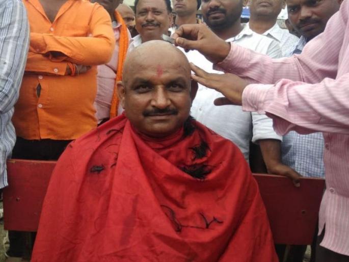 Shiv Sena MLA's Mundan for the Maratha Reservation, Maratha | Maratha Reservation: आंदोलन व्यापक, मराठा आरक्षणासाठी शिवसेना आमदाराचे मुंडन Shiv Sena MLA's Mundan for the Maratha Reservation, Maratha | Maratha Reservation: आंदोलन व्यापक, मराठा आरक्षणासाठी शिवसेना आमदाराचे मुंडन