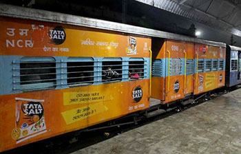 Railway orders to remove all political advertisements | सर्व राजकीय जाहिराती हटविण्याचे रेल्वेचे आदेश Railway orders to remove all political advertisements | सर्व राजकीय जाहिराती हटविण्याचे रेल्वेचे आदेश