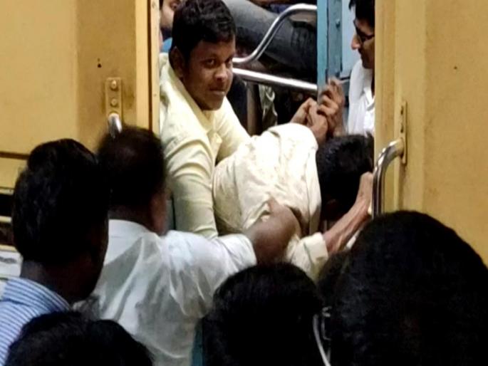 Drunk person make loud noice and disturbed passengers in Flying Queen Express | Video : फ्लाईंग राणी एक्सप्रेसमध्ये दारुड्याने घातला धिंगाणा; प्रवाशांनी उतरवली नशा Drunk person make loud noice and disturbed passengers in Flying Queen Express | Video : फ्लाईंग राणी एक्सप्रेसमध्ये दारुड्याने घातला धिंगाणा; प्रवाशांनी उतरवली नशा