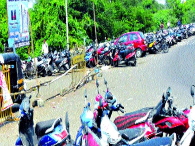 What about the safety of two-wheelers on a parallel road? | रेल्वे समांतर रस्त्यावर दुचाकींच्या सुरक्षेचे काय? What about the safety of two-wheelers on a parallel road? | रेल्वे समांतर रस्त्यावर दुचाकींच्या सुरक्षेचे काय?