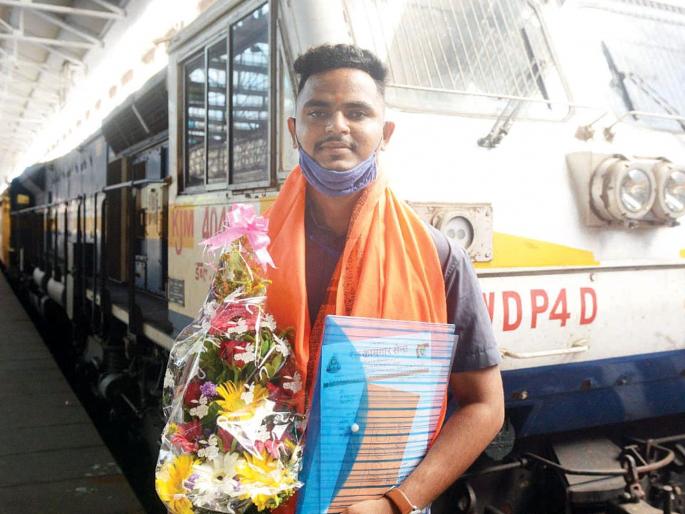 The pointsman of the railway saved the life of the child of a blind woman | रेल्वेच्या पॉइंट्समनने वाचवले अंध महिलेच्या मुलाचे प्राण The pointsman of the railway saved the life of the child of a blind woman | रेल्वेच्या पॉइंट्समनने वाचवले अंध महिलेच्या मुलाचे प्राण