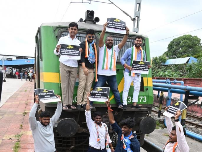 Student Congress NSUI holds rail blockade protest in Chhatrapati Sambhajinagar in support of Rahul Gandhi | राहुल गांधींच्या समर्थनार्थ विद्यार्थी काँग्रेसचे छत्रपती संभाजीनगरात रेल्वेरोको आंदोलन Student Congress NSUI holds rail blockade protest in Chhatrapati Sambhajinagar in support of Rahul Gandhi | राहुल गांधींच्या समर्थनार्थ विद्यार्थी काँग्रेसचे छत्रपती संभाजीनगरात रेल्वेरोको आंदोलन