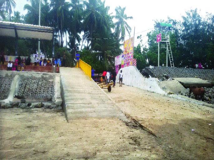 150 public and 17,016 households Ganesh idol visarjan in Raigad district | गणेश विसर्जनाकरिता चोख बंदोबस्त, रायगड जिल्ह्यात आज १५० सार्वजनिक तर १७,०१६ घरगुती गणपती विसर्जन 150 public and 17,016 households Ganesh idol visarjan in Raigad district | गणेश विसर्जनाकरिता चोख बंदोबस्त, रायगड जिल्ह्यात आज १५० सार्वजनिक तर १७,०१६ घरगुती गणपती विसर्जन