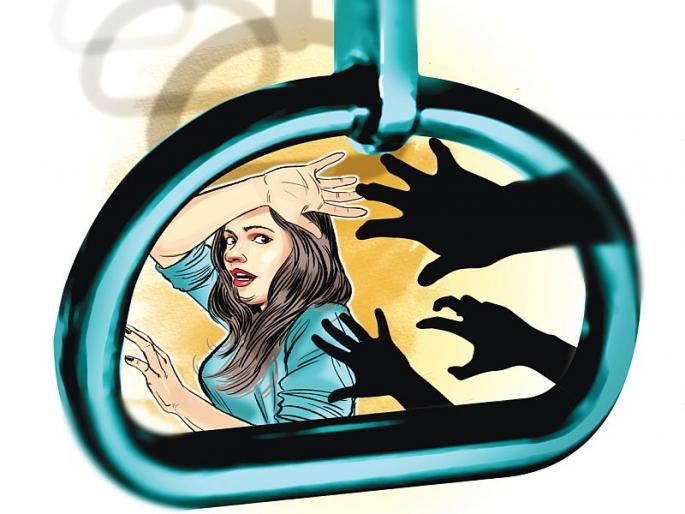 As the graph of the atrocities against women train passengers goes up; 150 Tampering with female passengers | महिला रेल्वे प्रवाशांवरील अत्याचाराचा आलेख चढताच; १५० महिला प्रवाशांशी छेडछाड As the graph of the atrocities against women train passengers goes up; 150 Tampering with female passengers | महिला रेल्वे प्रवाशांवरील अत्याचाराचा आलेख चढताच; १५० महिला प्रवाशांशी छेडछाड