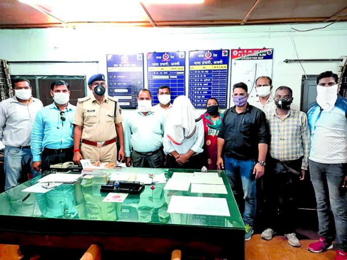 E-ticket blackmarketing broker arrested | ई-तिकिटांचा काळाबाजार करणाऱ्या दलालास अटक E-ticket blackmarketing broker arrested | ई-तिकिटांचा काळाबाजार करणाऱ्या दलालास अटक