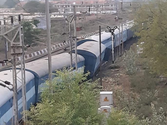 Two coaches of a parcel van derailed | रेल्वे रुळावरून पार्सल व्हॅनचे दोन डबे घसरले Two coaches of a parcel van derailed | रेल्वे रुळावरून पार्सल व्हॅनचे दोन डबे घसरले