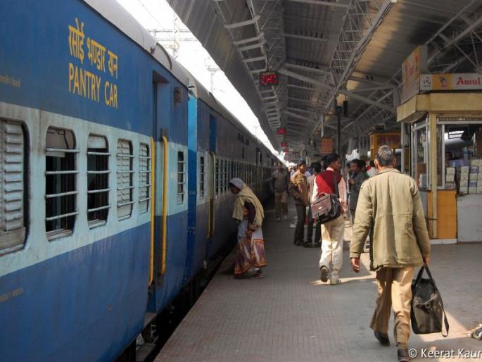 Pran survived the grandmother and grandson who was hanging on a running train | धावत्या रेल्वेला लटकलेल्या आजी व नातूचे वाचवले प्राण