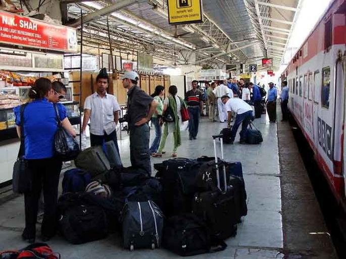 Bags on Wheels! Passengers arrive at the train station empty-handed; Railway's scheme | चिंता सोडा! प्रवाशांनो रिकाम्या हातांनी स्थानकावर या; रेल्वे अवजड बॅगा पोहोचविणार Bags on Wheels! Passengers arrive at the train station empty-handed; Railway's scheme | चिंता सोडा! प्रवाशांनो रिकाम्या हातांनी स्थानकावर या; रेल्वे अवजड बॅगा पोहोचविणार