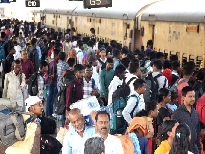 Pay Rs 1,600 instead of Rs 635; Railway ticket immediately 'OK', arbitrary charges by agents | ६३५ रुपयांच्या जागी १,६०० रुपये द्या; रेल्वे तिकीट लगेच ‘ओके’, एजंटांकडून मनमानी वसुली Pay Rs 1,600 instead of Rs 635; Railway ticket immediately 'OK', arbitrary charges by agents | ६३५ रुपयांच्या जागी १,६०० रुपये द्या; रेल्वे तिकीट लगेच ‘ओके’, एजंटांकडून मनमानी वसुली