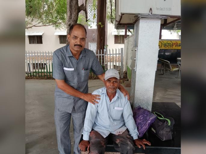 railway police rescued the life of a passenger who slipped through the railway door | 'तो' देवदूत बनून आला, पाय घसरून पडलेल्या रेल्वे प्रवाशाचे पोलिसाने वाचवले प्राण railway police rescued the life of a passenger who slipped through the railway door | 'तो' देवदूत बनून आला, पाय घसरून पडलेल्या रेल्वे प्रवाशाचे पोलिसाने वाचवले प्राण