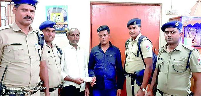 Accused arrested for giving drugs to passenger | प्रवाशाला गुंगीचे औषध देणाऱ्यास रेल्वेगाडीतच अटक : गीतांजली एक्स्प्रेसमधील घटना