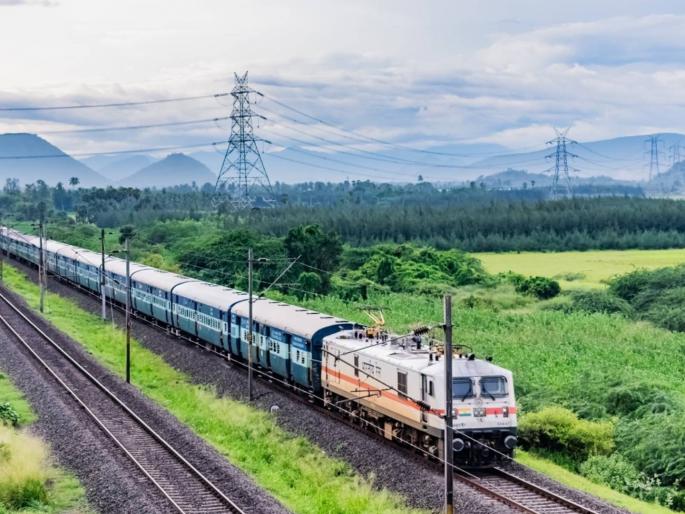 Railway administration's mistake, but passengers are disappointed; Waiting ticket limit 25 percent; Booked ticket 100 percent | चूक रेल्वे प्रशासनाची, भुर्दंड मात्र प्रवाशांना; वेटिंग तिकीट मर्यादा २५ टक्के; बुक मात्र १०० टक्के