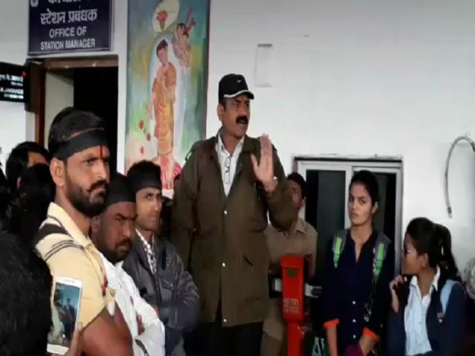 Passengers agitation against late trains at Aurangabad railway station | रेल्वेगाड्या उशिरा धावत असल्याने प्रवाशांनी केला काळ्या फिती बांधून प्रवास