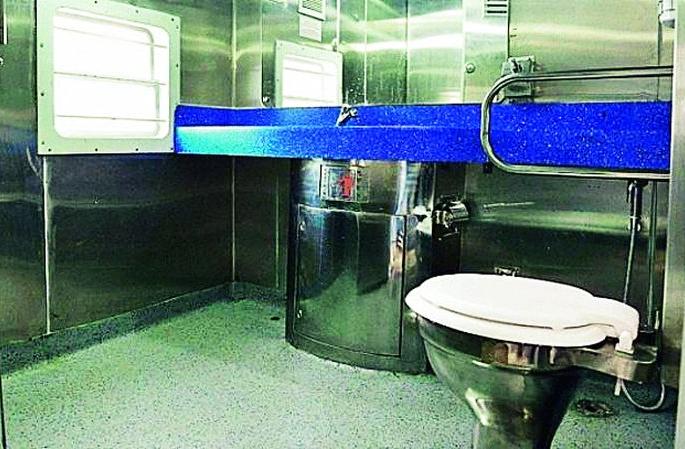 Dappum Railway has installed 19 bio toilets in 4 coaches | दपूम रेल्वेने १२०६ कोचमध्ये लावले ४२९९ बायो टॉयलेट Dappum Railway has installed 19 bio toilets in 4 coaches | दपूम रेल्वेने १२०६ कोचमध्ये लावले ४२९९ बायो टॉयलेट