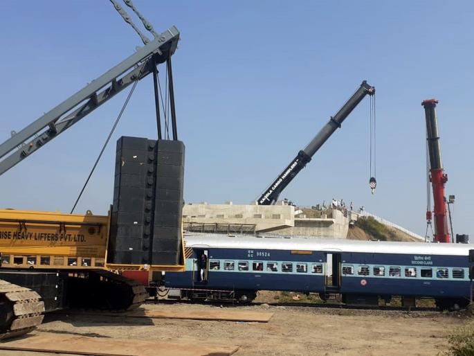 Finally, a year and a half later, Railway flyover started on Manavat Road | अखेर दीड वर्षानंतर मानवत रोडवर रेल्वे उड्डाणपुलाचे काम सुरू Finally, a year and a half later, Railway flyover started on Manavat Road | अखेर दीड वर्षानंतर मानवत रोडवर रेल्वे उड्डाणपुलाचे काम सुरू