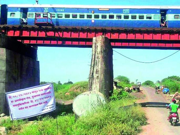 Railway administration has stopped the roads of 12 villages along the highway! | महामार्गासह सुमारे १२ गावांचा रस्ता रेल्वे प्रशासनाने केला बंद!  Railway administration has stopped the roads of 12 villages along the highway! | महामार्गासह सुमारे १२ गावांचा रस्ता रेल्वे प्रशासनाने केला बंद!