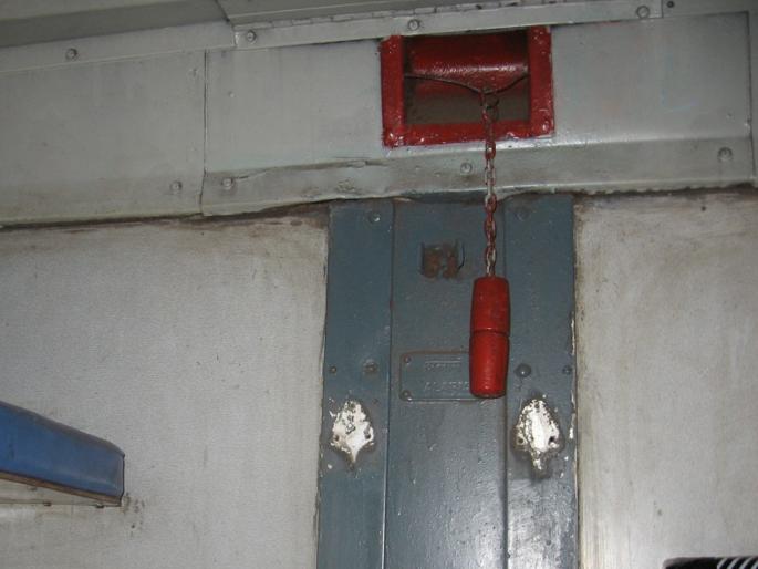 Strict action against those who stop trains by pulling unnecessary chains 7 lakh fine and 1440 people arrested | अनावश्यक साखळी ओढून रेल्वे थांबवणाऱ्यांवर कडक कारवाई; ७ लाख दंड वसूल तर १४४० जणांना अटक Strict action against those who stop trains by pulling unnecessary chains 7 lakh fine and 1440 people arrested | अनावश्यक साखळी ओढून रेल्वे थांबवणाऱ्यांवर कडक कारवाई; ७ लाख दंड वसूल तर १४४० जणांना अटक