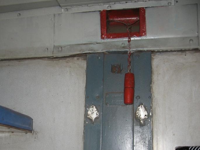 Unreasonable chain pulling on the train can lead to arrest along with fine | खबरदार! रेल्वेत विनाकारण साखळी ओढल्यास अटकेसोबत होऊ शकतो दंड Unreasonable chain pulling on the train can lead to arrest along with fine | खबरदार! रेल्वेत विनाकारण साखळी ओढल्यास अटकेसोबत होऊ शकतो दंड