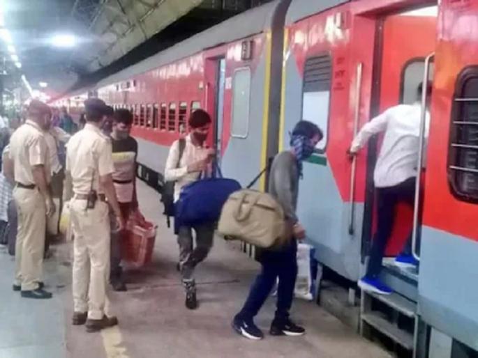 Action on 69,000 passengers who smoke without insects and without mask | अबब! विनातिकीट, विनामास्कसह धूम्रपान करणाऱ्या ६९ हजार प्रवाशांवर कारवाई Action on 69,000 passengers who smoke without insects and without mask | अबब! विनातिकीट, विनामास्कसह धूम्रपान करणाऱ्या ६९ हजार प्रवाशांवर कारवाई