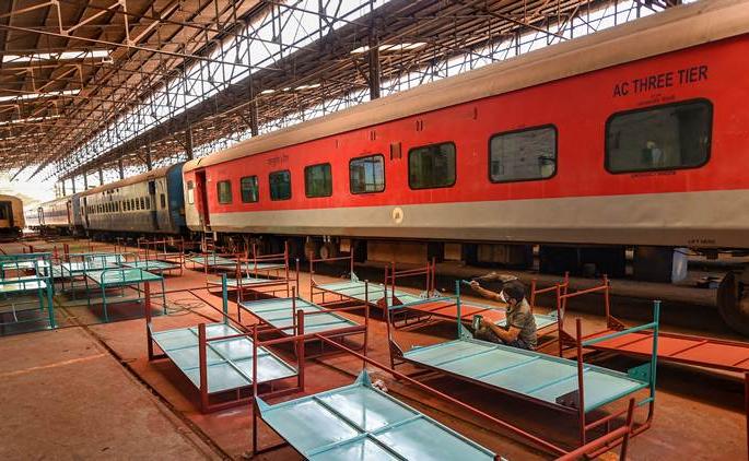 CoronaVirus: corona care train of 100-bed will be ready in 3 days rkp | CoronaVirus : तीन दिवसांत तयार होणार १०० बेड असणारी 'कोरोना केअर ट्रेन' CoronaVirus: corona care train of 100-bed will be ready in 3 days rkp | CoronaVirus : तीन दिवसांत तयार होणार १०० बेड असणारी 'कोरोना केअर ट्रेन'