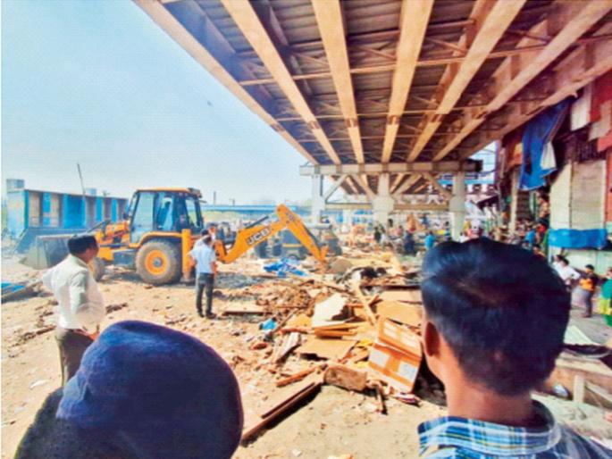 45 unauthorized constructions near Bandra railway station demolished; Urgent action by the administration  | वांद्रे रेल्वे स्थानकालगतची ४५ अनधिकृत बांधकामे जमीनदोस्त; प्रशासनाची धडक कारवाई  45 unauthorized constructions near Bandra railway station demolished; Urgent action by the administration  | वांद्रे रेल्वे स्थानकालगतची ४५ अनधिकृत बांधकामे जमीनदोस्त; प्रशासनाची धडक कारवाई