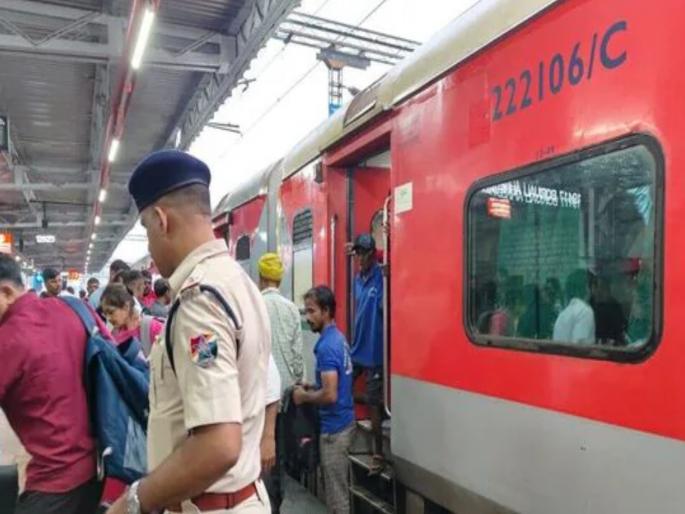 Express ran with two coaches missing, coupling broke twice; traffic was disrupted for 40 minutes, panic among passengers | दोन डबे साेडून एक्स्प्रेस धावली, दोनदा तुटले कपलिंग; ४० मिनिटे वाहतूक ठप्प, प्रवाशांमध्ये घबराट Express ran with two coaches missing, coupling broke twice; traffic was disrupted for 40 minutes, panic among passengers | दोन डबे साेडून एक्स्प्रेस धावली, दोनदा तुटले कपलिंग; ४० मिनिटे वाहतूक ठप्प, प्रवाशांमध्ये घबराट
