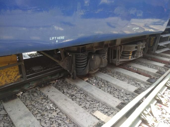 Three coaches of the train collapsed on the Purna station | पूर्णा स्थानकावर रेल्वेची तीन डब्बे रुळावरून घसरली Three coaches of the train collapsed on the Purna station | पूर्णा स्थानकावर रेल्वेची तीन डब्बे रुळावरून घसरली
