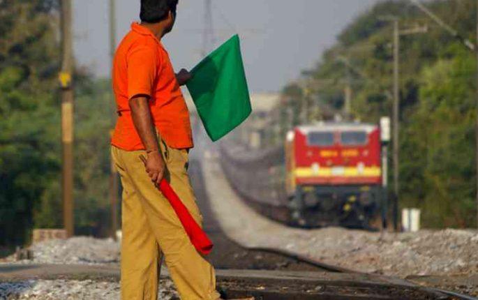 Railway employees now fear dengue, including corona, dengue larvae in the workshop | रेल्वेच्या कर्मचाऱ्यांना कोरोनासह आता डेंग्यूची भीती, कार्यशाळेत डेंग्यूच्या अळ्या Railway employees now fear dengue, including corona, dengue larvae in the workshop | रेल्वेच्या कर्मचाऱ्यांना कोरोनासह आता डेंग्यूची भीती, कार्यशाळेत डेंग्यूच्या अळ्या