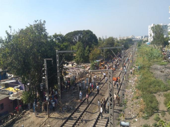 Railway Administration action on enchroachment in pimpri | पिंपरीत रेल्वे हद्दीतील अतिक्रमणावर फिरला बुलडोझर : जमावाची दगडफेक Railway Administration action on enchroachment in pimpri | पिंपरीत रेल्वे हद्दीतील अतिक्रमणावर फिरला बुलडोझर : जमावाची दगडफेक
