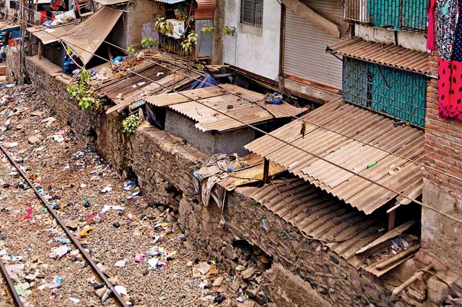 Akola: Central Railway notice to the encroachers near the railway track | अकोला : रेल्वे रुळाजवळच्या अतिक्रमकांना  मध्य  रेल्वेची नोटीस Akola: Central Railway notice to the encroachers near the railway track | अकोला : रेल्वे रुळाजवळच्या अतिक्रमकांना  मध्य  रेल्वेची नोटीस