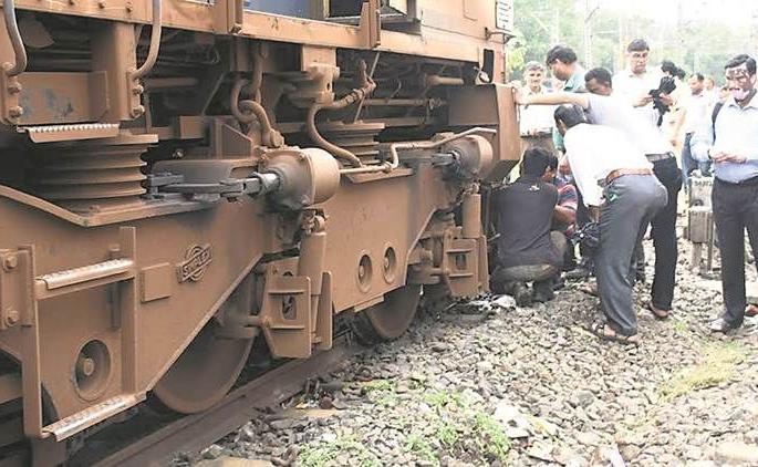Railway engine derailed : Incident at Chacher station | रुळावरून उतरले रेल्वे इंजिन : चाचेर स्थानकावरील घटना