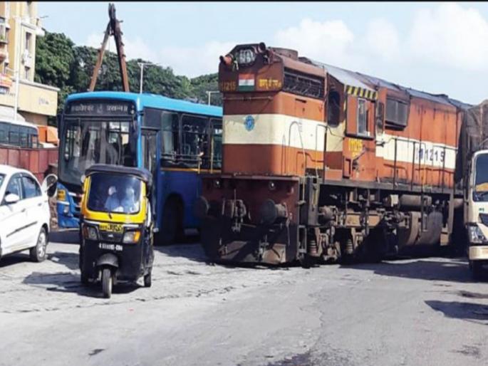 railway engine came on pune mumbai highway | पुणे तिथे काय उणे ; रेल्वे इंजिन थेट रस्त्यावर railway engine came on pune mumbai highway | पुणे तिथे काय उणे ; रेल्वे इंजिन थेट रस्त्यावर