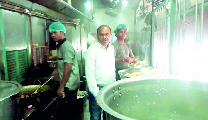 Officials checked the quality of the food at the trains | अधिकाऱ्यांनी तपासली रेल्वेगाड्यातील भोजनाची गुणवत्ता