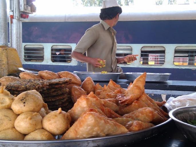 Sale of unauthorized food in railways; 30 lakhs fine collected from 652 persons | रेल्वेत अनधिकृत खाद्यपदार्थ विक्री; ६५२ जणांकडून ३० लाख दंड वसूल