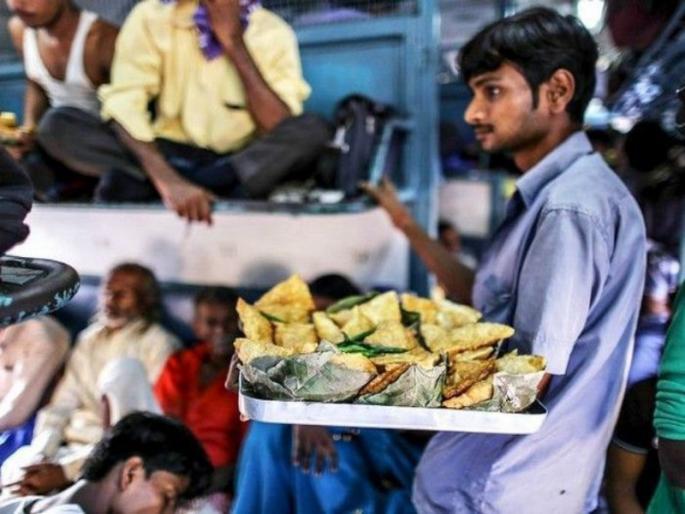 Passengers poisoned by egg biryani, 60 to 70 passengers unwell | अंडा बिर्याणीतून प्रवाशांना विषबाधा, ६० ते ७० प्रवासी अस्वस्थ