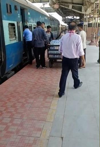 Meals provided to 3600 workers at the railway station | नागपूर रेल्वेस्थानकावर ३६०० कामगारांना पुरविले भोजन  Meals provided to 3600 workers at the railway station | नागपूर रेल्वेस्थानकावर ३६०० कामगारांना पुरविले भोजन