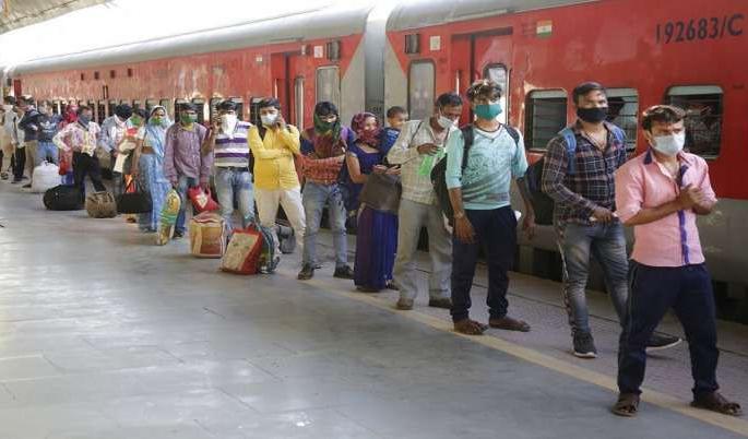 The trains were full despite the Corona outbreak | कोरोनाचा प्रकोप असतानाही रेल्वेगाड्या फुल्ल The trains were full despite the Corona outbreak | कोरोनाचा प्रकोप असतानाही रेल्वेगाड्या फुल्ल