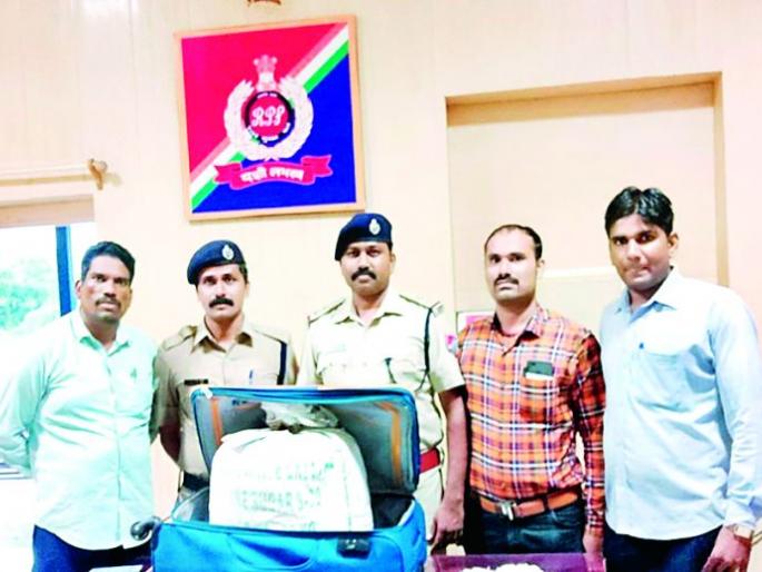 3kg of marijuana seized from Tatanagar-Itwari passenger | टाटानगर-इतवारी पॅसेंजरमधून ११ किलो गांजा जप्त