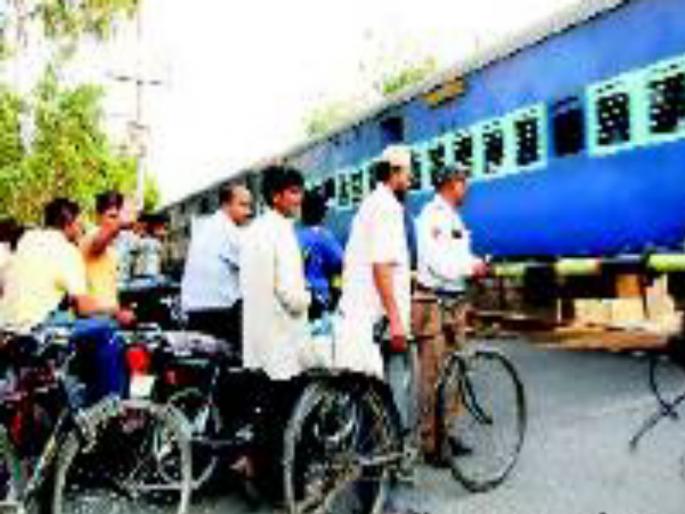 Railway gate break in Hadapsar; trafic jaam for two kilomeeters | हडपसरमध्ये तुटले रेल्वे फाटक ; दोन किलोमीटरवर वाहनांच्या रांगा Railway gate break in Hadapsar; trafic jaam for two kilomeeters | हडपसरमध्ये तुटले रेल्वे फाटक ; दोन किलोमीटरवर वाहनांच्या रांगा