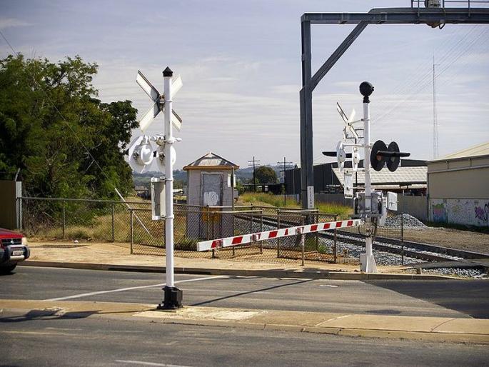 Surat railway gate in Jalgaon city closed from night | जळगाव शहरातील सुरत रेल्वे गेट रात्री १० पासून बंद Surat railway gate in Jalgaon city closed from night | जळगाव शहरातील सुरत रेल्वे गेट रात्री १० पासून बंद