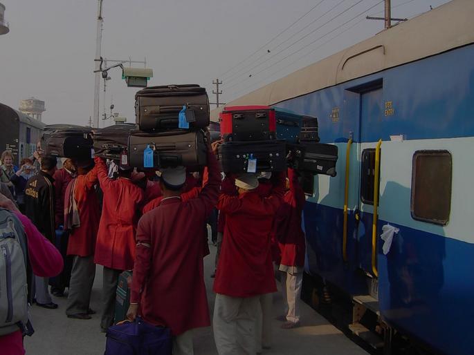 Do you have more than 40 kg of luggage in your bag?; Know the new rule before traveling by train | तुमच्या बॅगेत ४० किलोहून अधिक सामान आहे?; ट्रेनमधून प्रवास करण्यापूर्वी जाणून घ्या, नवा नियम Do you have more than 40 kg of luggage in your bag?; Know the new rule before traveling by train | तुमच्या बॅगेत ४० किलोहून अधिक सामान आहे?; ट्रेनमधून प्रवास करण्यापूर्वी जाणून घ्या, नवा नियम