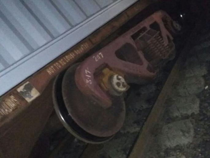 Sangli's youth suicides, halts at the middle of the railway track, dies of elderly passage | सांगलीत तरुणाची आत्महत्या, रेल्वे रुळाच्या मध्यभागी मांडी घालून बसला, रूळ ओलांडताना वृद्धेचा मृत्यू Sangli's youth suicides, halts at the middle of the railway track, dies of elderly passage | सांगलीत तरुणाची आत्महत्या, रेल्वे रुळाच्या मध्यभागी मांडी घालून बसला, रूळ ओलांडताना वृद्धेचा मृत्यू