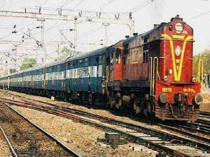 Police personnel seriously injured after falling from a running train, incident in Ratnagiri-Diva passenger | धावत्या रेल्वेतून पडून पोलीस कर्मचारी गंभीर जखमी, रत्नागिरी-दिवा पॅसेंजर मधील घटना Police personnel seriously injured after falling from a running train, incident in Ratnagiri-Diva passenger | धावत्या रेल्वेतून पडून पोलीस कर्मचारी गंभीर जखमी, रत्नागिरी-दिवा पॅसेंजर मधील घटना