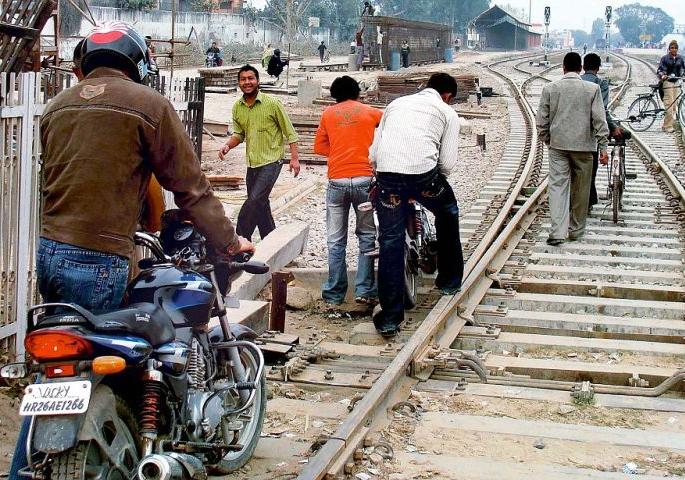Shocking : In Nagpur division, within 21 months 725 people have died in the railway line limit | धक्कादायक : नागपूर विभागात २१ महिन्यांत रेल्वे हद्दीत सव्वासातशे बळी Shocking : In Nagpur division, within 21 months 725 people have died in the railway line limit | धक्कादायक : नागपूर विभागात २१ महिन्यांत रेल्वे हद्दीत सव्वासातशे बळी