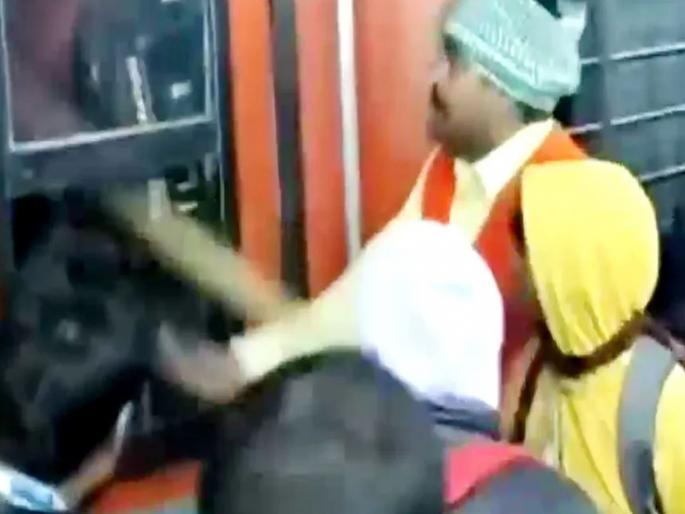 Mahakumbh 2025: Passengers outside train attacked passengers inside with bamboo to open closed compartment, video goes viral | ट्रेनचा बंद डबा उघडण्यासाठी बाहेरील प्रवाशांनी आतील प्रवाशांवर केला बांबूने हल्ला, व्हिडीओ व्हायरल   Mahakumbh 2025: Passengers outside train attacked passengers inside with bamboo to open closed compartment, video goes viral | ट्रेनचा बंद डबा उघडण्यासाठी बाहेरील प्रवाशांनी आतील प्रवाशांवर केला बांबूने हल्ला, व्हिडीओ व्हायरल