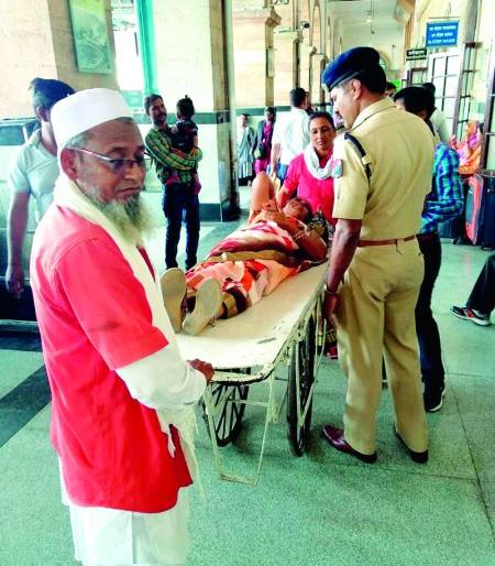 Women injured in Mysore-Jaipur Express | म्हैसूर-जयपूर एक्स्प्रेसमधून पडल्यामुळे महिला जखमी