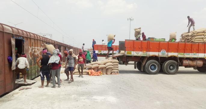 Overnight service of the train to deliver grain | coronavirus; जीवनाश्यक वस्तू पुरवठ्यांसाठी धान्य पोहोचविण्यासाठी रेल्वेची रात्रंदिवस सेवा Overnight service of the train to deliver grain | coronavirus; जीवनाश्यक वस्तू पुरवठ्यांसाठी धान्य पोहोचविण्यासाठी रेल्वेची रात्रंदिवस सेवा