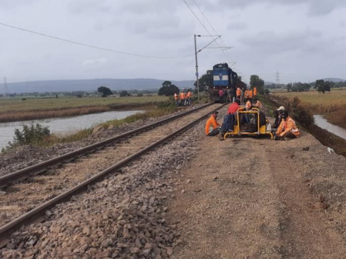 Repair of 900 meter tracks in Miraj-Kolhapur section completed in 5 days; Undo the track washed away by the rain | मिरज - कोल्हापूर सेक्शनमधील ९०० मीटर रुळांची दुरुस्ती ५ दिवसांत पूर्ण; पावसामुळे वाहून गेलेला ट्रॅक पूर्ववत Repair of 900 meter tracks in Miraj-Kolhapur section completed in 5 days; Undo the track washed away by the rain | मिरज - कोल्हापूर सेक्शनमधील ९०० मीटर रुळांची दुरुस्ती ५ दिवसांत पूर्ण; पावसामुळे वाहून गेलेला ट्रॅक पूर्ववत