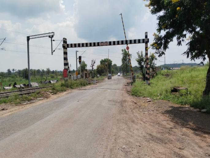 Railway gate work on Pune Pandharpur Palkhi route cancelled | Lokmat Impact: पुणे - पंढरपूर पालखी मार्गावरील रेल्वे गेटचे काम रद्द Railway gate work on Pune Pandharpur Palkhi route cancelled | Lokmat Impact: पुणे - पंढरपूर पालखी मार्गावरील रेल्वे गेटचे काम रद्द
